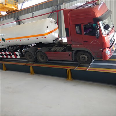 セミトラックとトレーラー